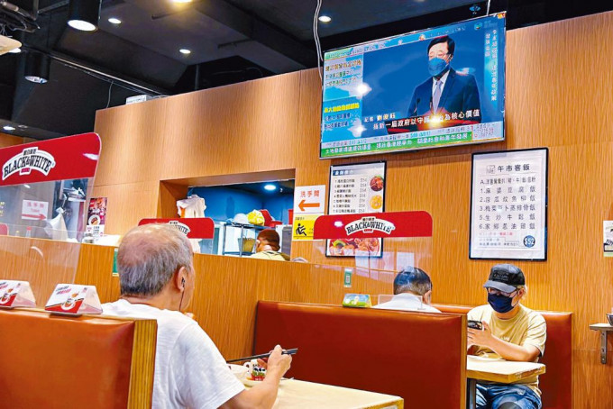 不少市民透過電視直播，了解特首候選人李家超的政綱。