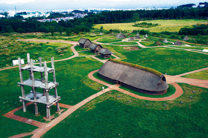 青森三內丸山遺迹是日本現存規模最大的繩文時代聚落，與北海道及北東北地區的另外十六個繩文時代遺迹，新登錄成為世界文化遺產。