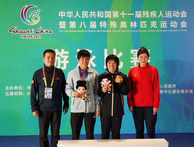女子S14級400米自由泳金牌得主張淬淇。香港殘疾人奧委會暨傷殘人士體育協會圖片