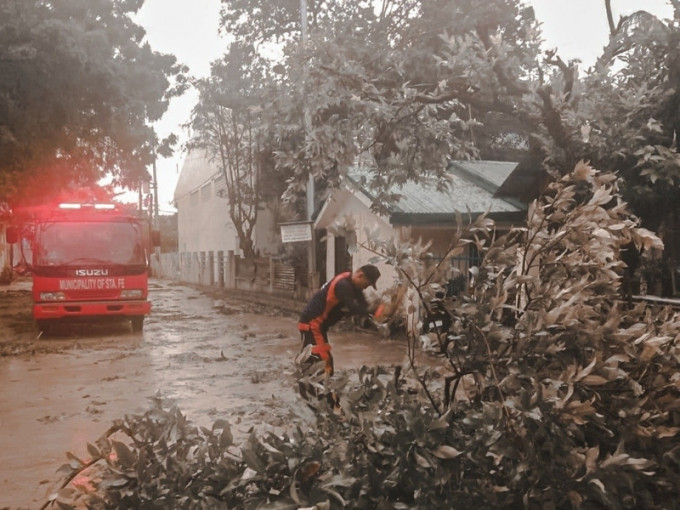 台风巴蓬肆虐菲律宾中部。Twitter图