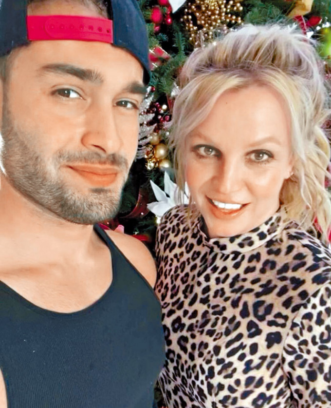Britney和未婚夫Sam宣布失去腹中胎兒的噩耗。