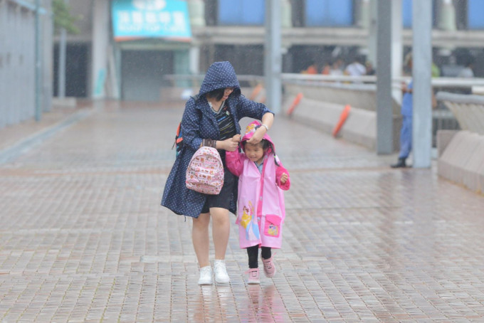 明起本港一连8日多云及有骤雨。资料图片