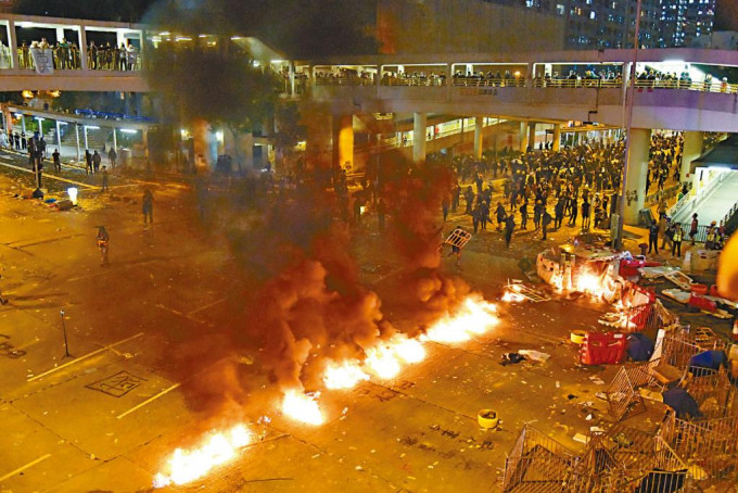 一九年十月一日，黃大仙區有示威者投擲汽油彈堵路。