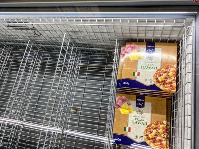 意大利超市出现奇怪现象，其它食物都抢空了，但仍然可以看到大量菠萝Pizza。(Twitter图片)