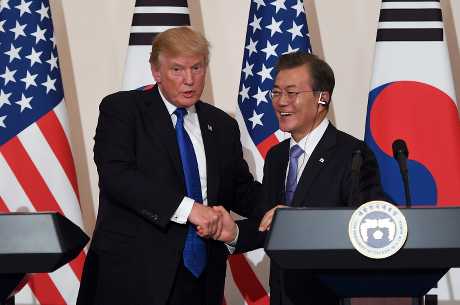 （左起）美国总统特朗普及南韩总统文在寅。AP