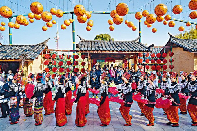昆明的云南民族村表演，吸引众多游客前来。