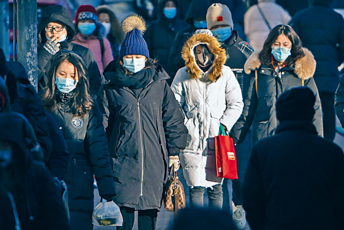 北京街頭行人均戴上了口罩。