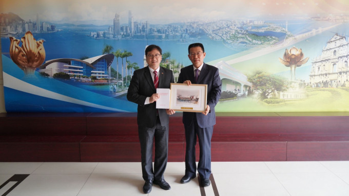 港澳办副主任王灵桂（右）与香港律师会代表团会面。香港律师会Fb图片