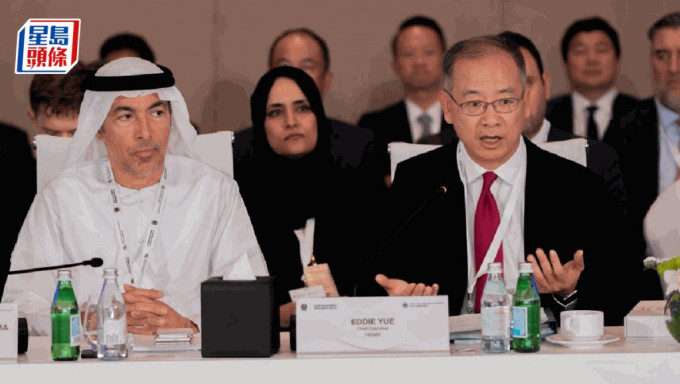 香港金融管理局總裁余偉文（右）在阿布扎比時間5月29日與阿拉伯聯合酋長國中央銀行行長H.E. Khaled Mohamed Balama（左）會面
