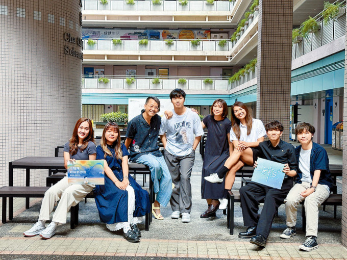 李慧诗（右3）与同学参与周耀辉（左3）的「歌词创作班」，以《无常家+》为题，参考真人真事作词。 