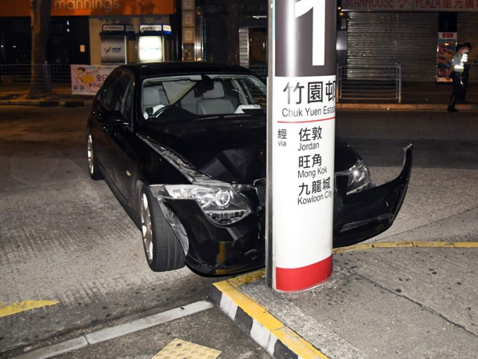 尖沙嘴碼頭一輛寶馬私家車懷疑失控撞柱自炒。