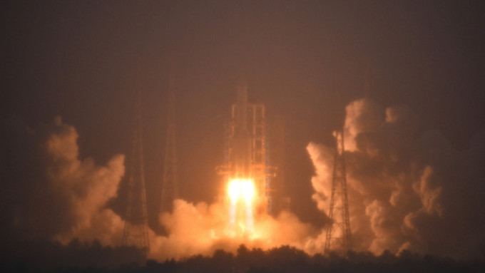 5月3日，搭載嫦娥六號探測器的長征五號遙八運載火箭在中國文昌航天發射場發射。（新華社）
