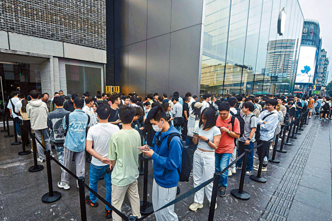 杭州苹果专门店昨日大排长龙，民众抢购新款手机。