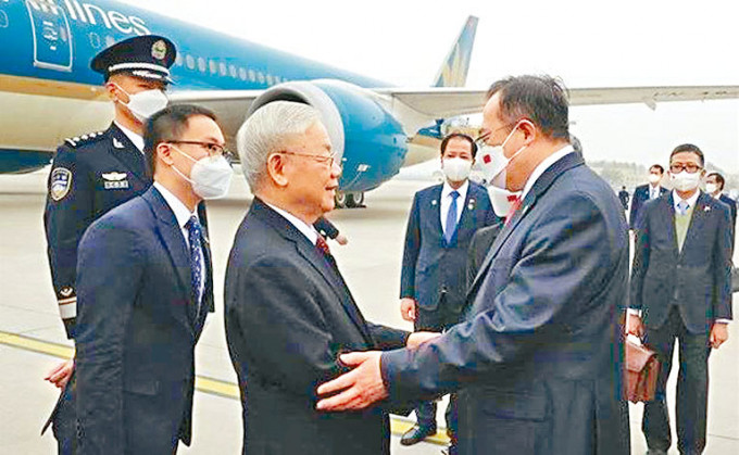 阮富仲（左）抵达北京机场，中联络部长刘建超接机。
