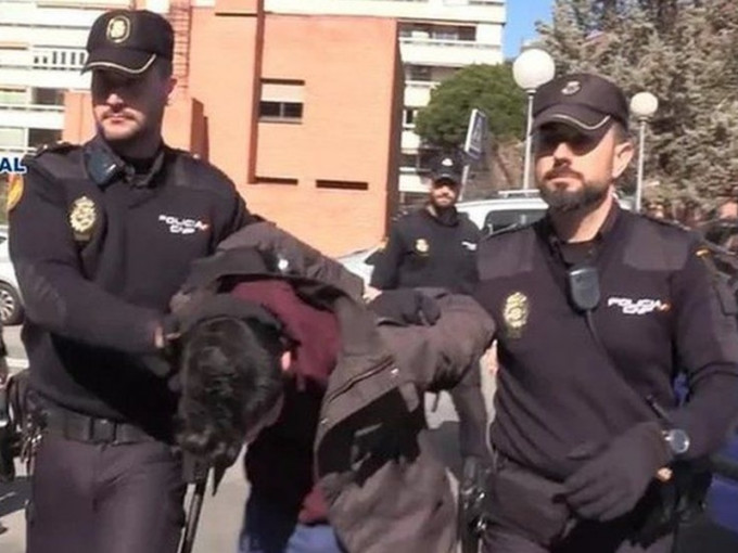 警方將阿伯圖拘捕。西班牙警方Twitter