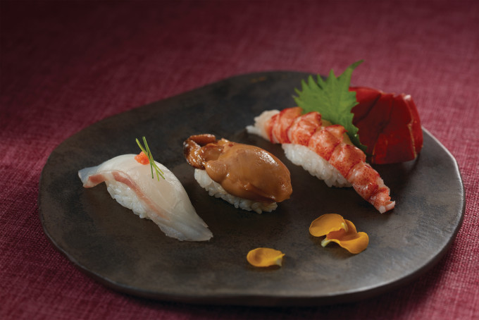 春之壽司3點盛分別有真鯛壽司、慢煮龍蝦壽司及汁煮蠔壽司。