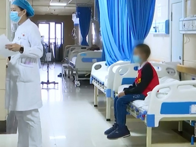 贵州男童上月初车祸受伤住院，愈后家人未有接他出院，令他一直滞留。影片截图