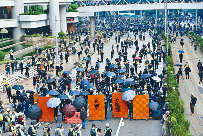 一九年九月二十九日在政總外，大批示威者集結與警對峙。