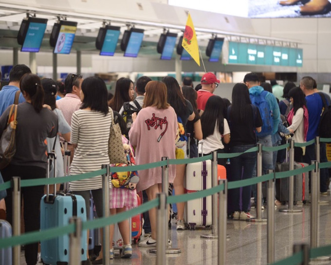 机场往来香港的航班大致恢复。