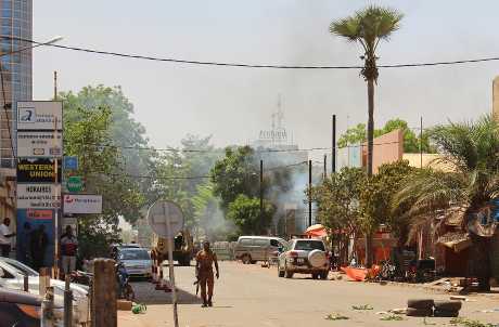 布基納法索軍事總部今天遭武裝分子攻擊。AP