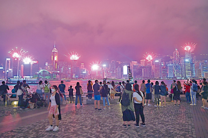 维港部分大厦昨晚有烟火表演，不少市民在岸边观赏拍照。