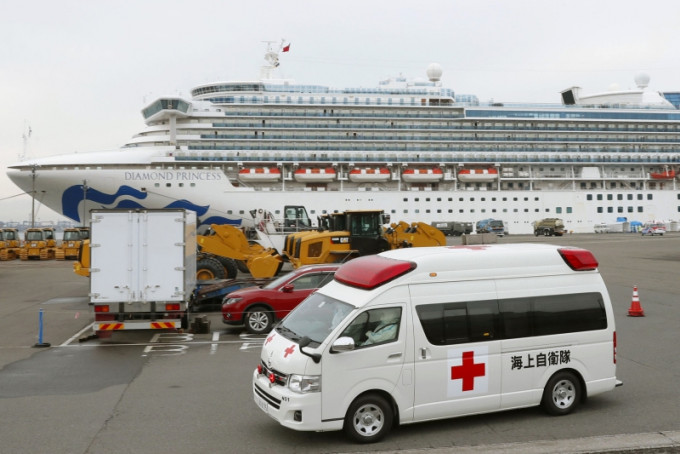 日本政府开始安排部分对病毒呈阴性反应，年届80岁的长者和长期病患者提早下船，转到指定设施继续隔离。AP