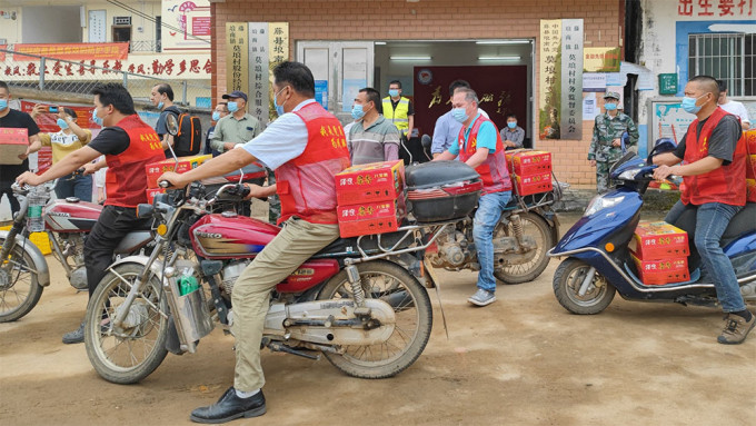 村民自发组成电单车队，助运送救援物资。网图