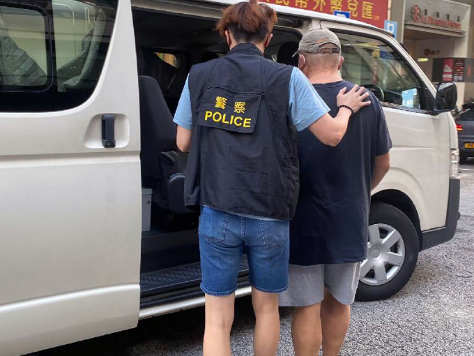 行动中，一名59岁男子涉管理卖淫场所被捕。