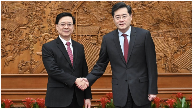 國務委員兼外長秦剛（右）在北京會見到訪的行政長官李家超（左），就涉港外交工作交換意見。政府新聞處圖片