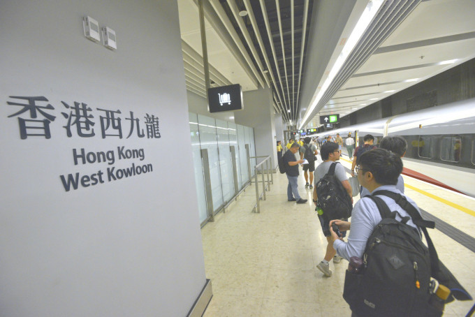 内地限制乘搭火车的「失信人名单」制度，亦将适用于下周日通车的高铁香港段。资料图片