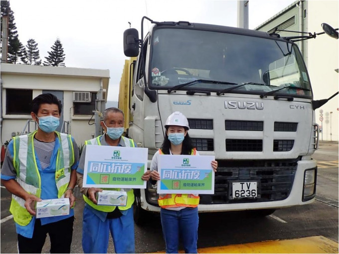 环保署向使用废物转运站及堆填区的废物运输车辆司机派送口罩。环保署图片