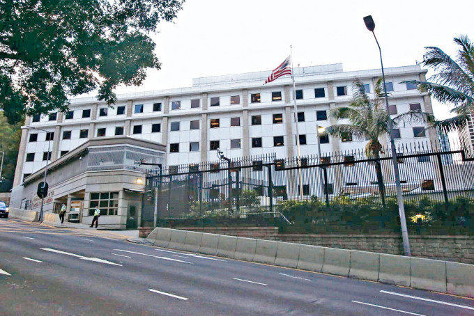 美国驻港澳总领事馆美籍职员，在领事馆外遇袭受伤。