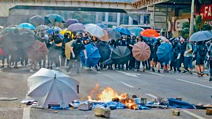 2019年11月12日中環出現「和你Lunch」，示威者佔據馬路並將路障燃起火堆。