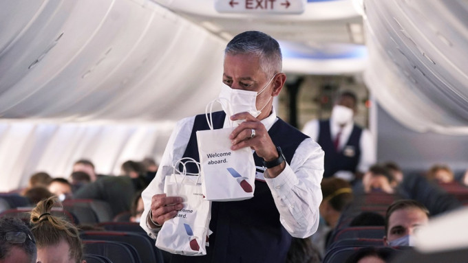 机组人员常常需要处理乘客拒戴口罩的问题。资料图片