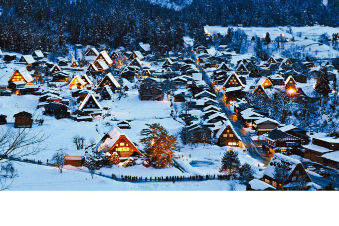 日本岐阜县白川乡合掌村，雪景有如童话。