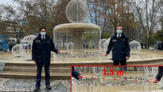 德國警方手持1米半的直尺執勤，希望民眾保持社交距離。（網上圖片）