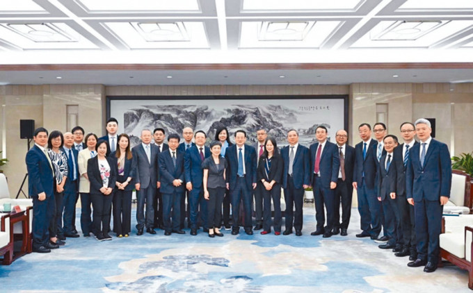 浙江省委書記、省人大常委會主任易煉紅（中），昨日上午在杭州會見了香港傳媒高層人士參訪團一行。