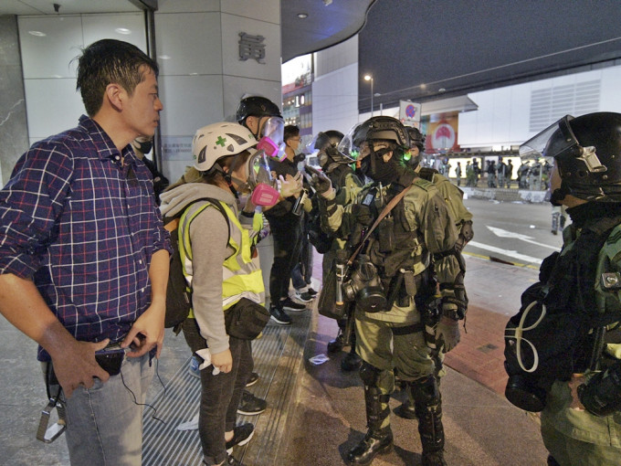 事发当日，许智峯（左）一度与防暴警员理论。资料图片