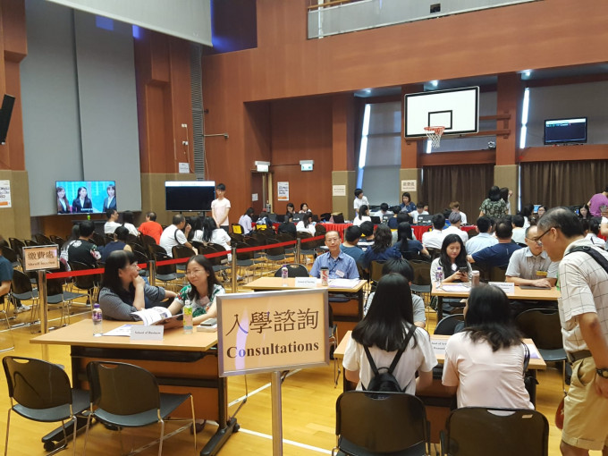 主要开设医疗相关课程的东华学院，早上有逾百名学生及家长到场。