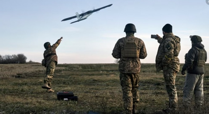 烏克蘭士兵在頓涅茨克地區向俄軍陣地發放無人機。美聯社