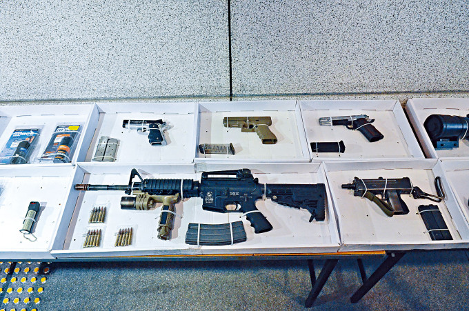 警方檢獲兩長三短仿製手槍。