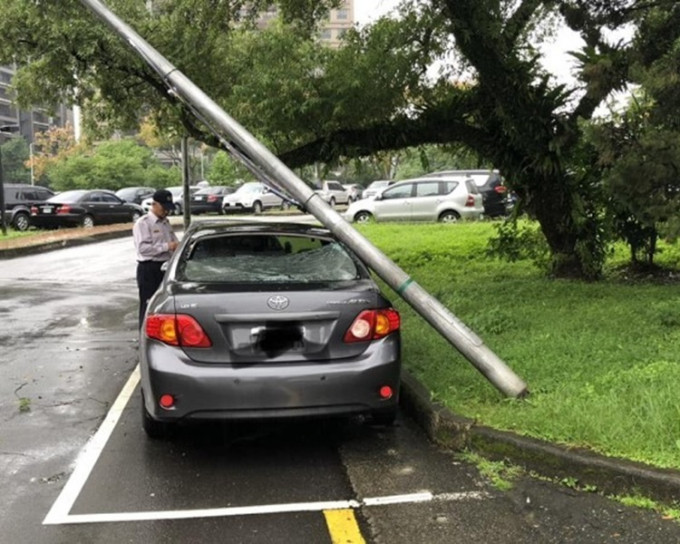 台北有橙柱倒下，壓中私家車。網上圖片