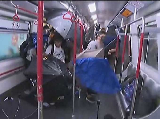 警方「速龍小隊」8月31日衝進港鐵太子站月台，以警棍制服多人進行拘捕，造成多人受傷，引起爭議。 資料圖片