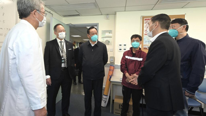 仝小林（左三）率領的內地中醫專家組今日參訪浸大中醫抗疫遠程醫療中心。政府新聞處