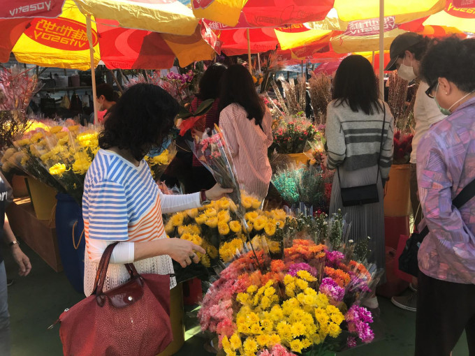 場地兩旁的檔位有不少市民在場採購鮮花。