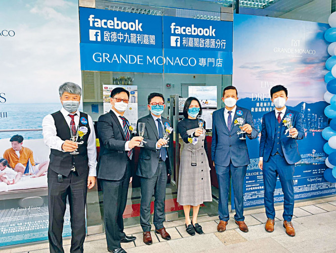 会德丰陈惠慈（右三）表示，GRANDE MONACO首轮已卖出91%可售单位。左三为杨伟铭。