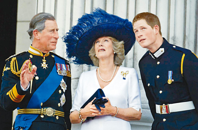 哈里王子與查理斯和卡米拉，二○○五年現身白金漢宮陽台。