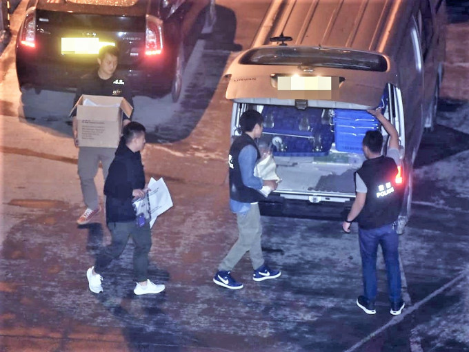 警方在沙中綫紅磡站地盤寫字樓調查及取走證物。
