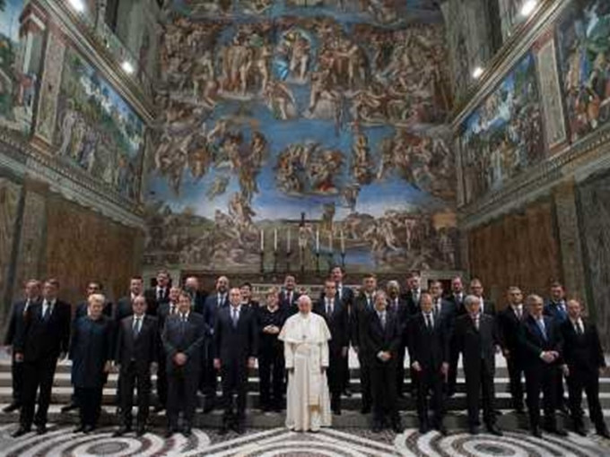 各国领袖与教宗方济各见面，并在经典巨画《最后审判》前拍照。AP