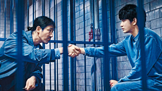金秀贤与车胜元合演新剧《某一天》，首张海报中二人在监狱握手。